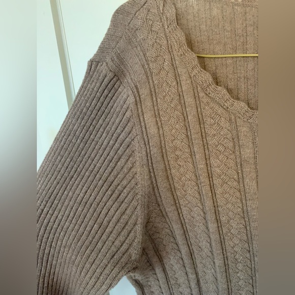 Jeanne Pierre Khaki ribbed/textured longsleeve (wide collar/off-the-shoulder) - Picture 6 of 8